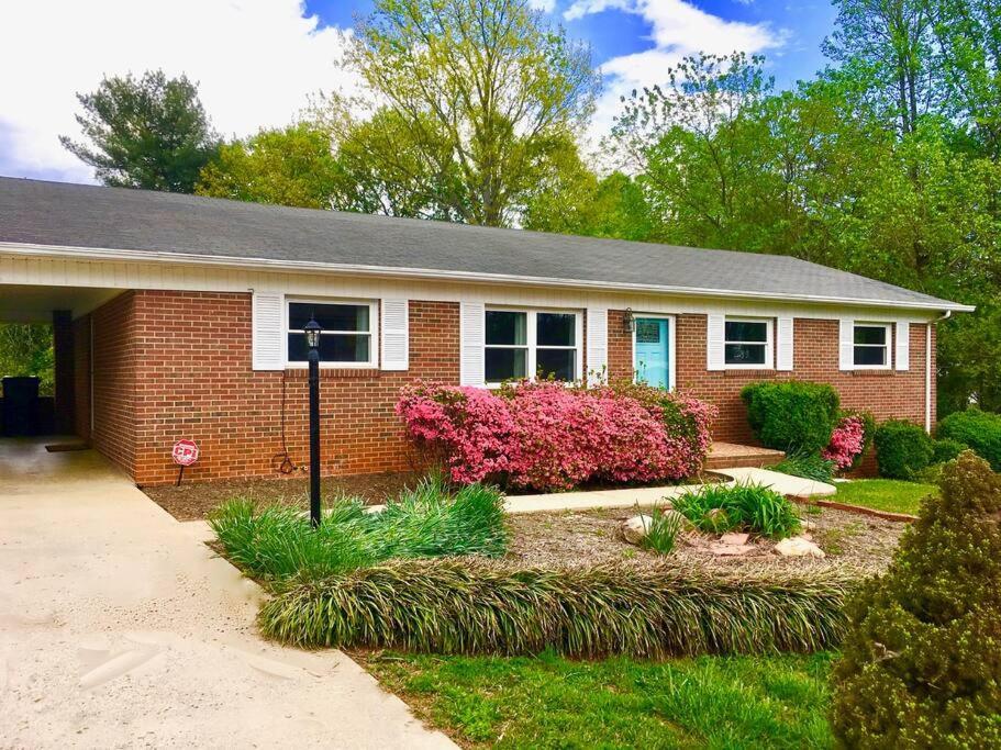 Humble Abode Hotel Hickory Exterior photo
